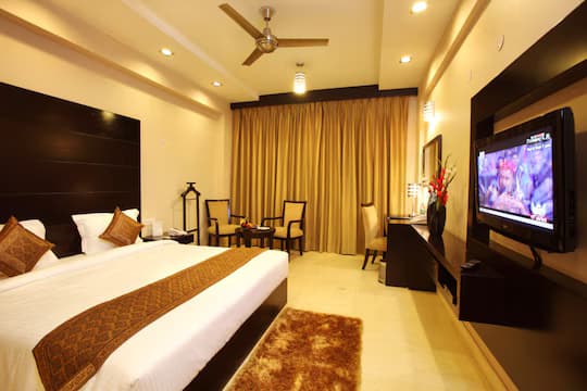 Superior King size bed Room